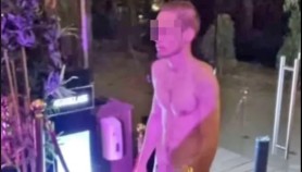 FOTO // S-a dezbrăcat complet și a mers la club. Un tânăr în „costumul lui Adam” a încercat să intre într-un club din București